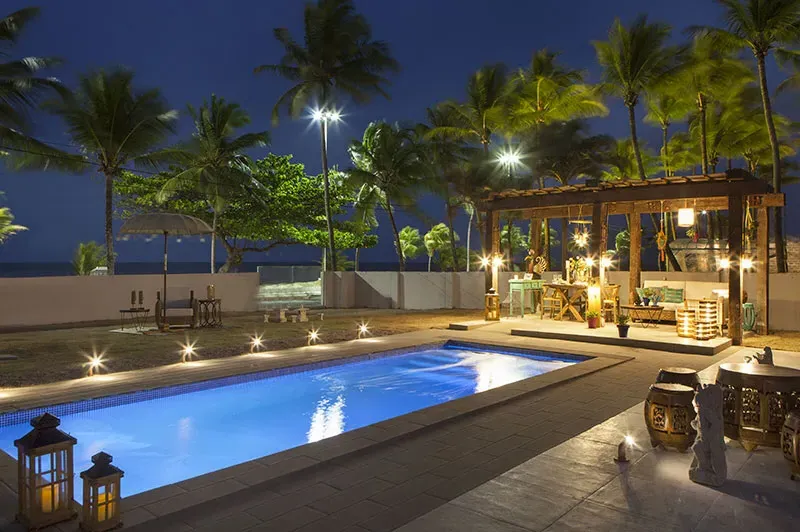 pergolado na área de piscinas modernas
