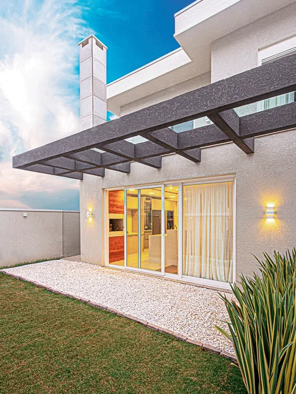 pergolado jardim sala com janela de vidro