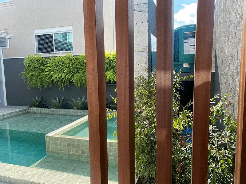 pergolado no paisagismo em volta da piscina com deck
