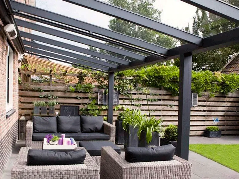 pergolado preto em complemento com a decoração do jardim