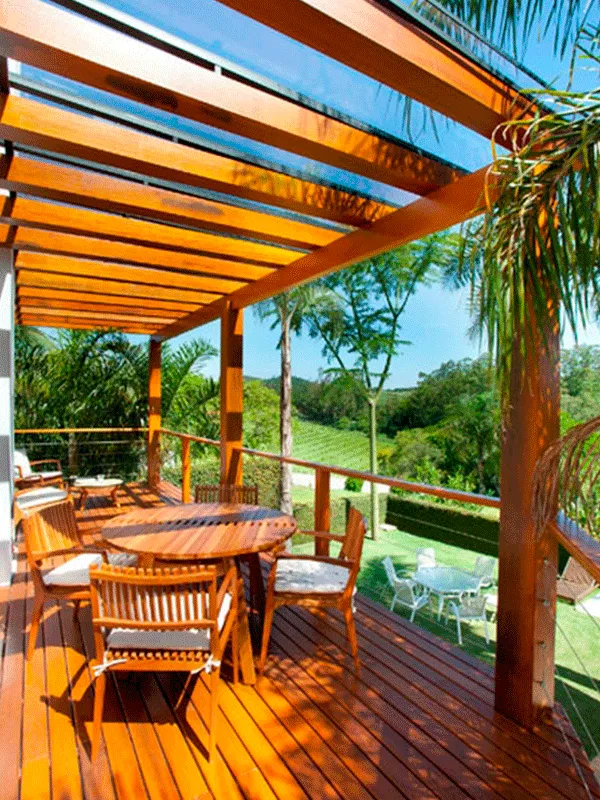 área de relaxamento com madeiras de deck e pergolado