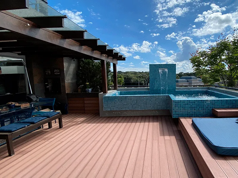 terraço com pergolado e piscina