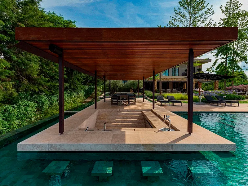 área grande com piscina artificial e pergolado 