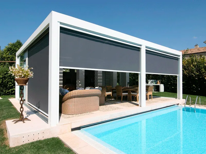 área de piscina com pergolado
