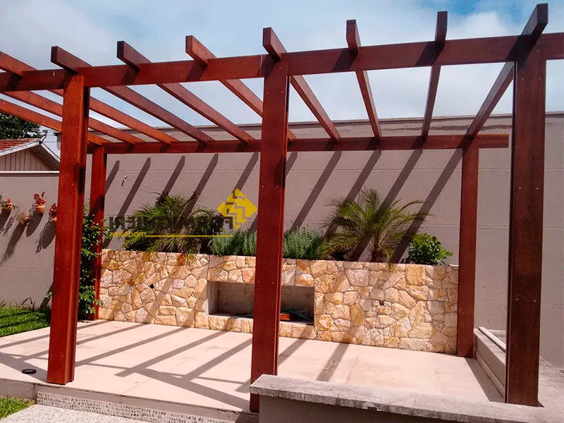 pergola simples e fino de madeira 