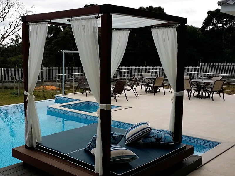 móveis externo jardim com pergolado