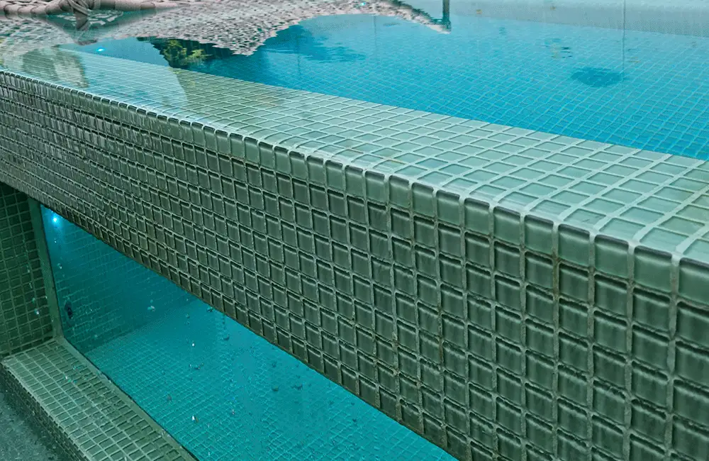 Piscina de Concreto: Como Fazer? Projetos e Modelos +39 Fotos 94 pastilhas de vidro na piscina com visor de vidro