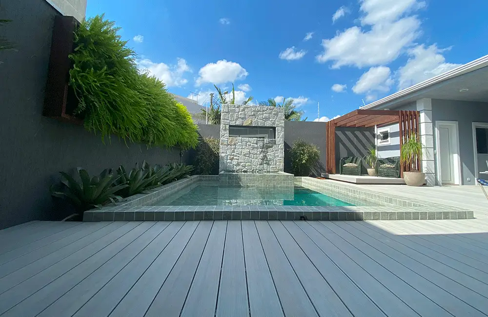 Piscina de Concreto: Como Fazer? Projetos e Modelos +39 Fotos 90 piscina com jardim vertical