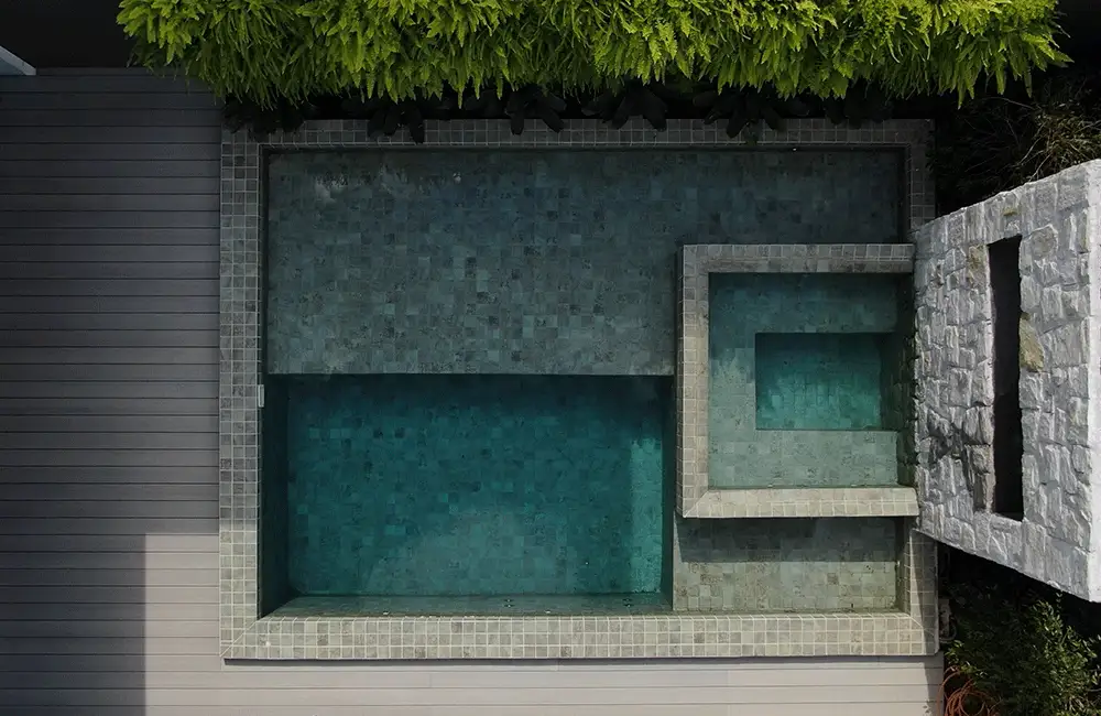 Piscina de Concreto: Como Fazer? Projetos e Modelos +39 Fotos 112 borda da piscina elevada com revestimento de pedra hijau