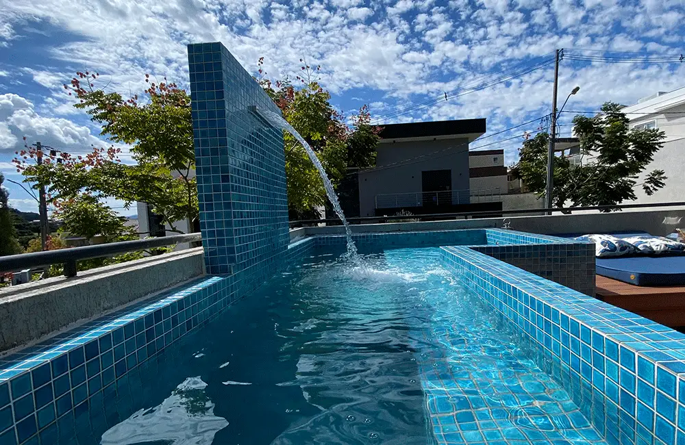 Piscina de Concreto: Como Fazer? Projetos e Modelos +39 Fotos 108 piscina elevada com cascata