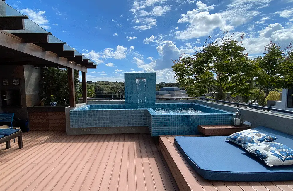 Piscina de Concreto: Como Fazer? Projetos e Modelos +39 Fotos 105 cascata na piscina elevada com deck