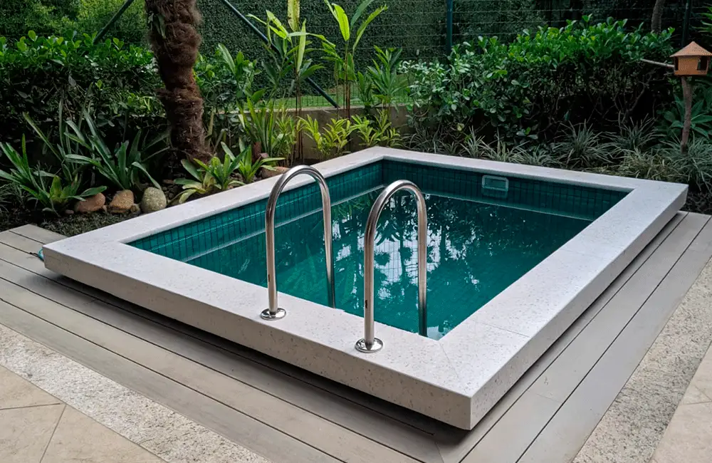 Piscina de Concreto: Como Fazer? Projetos e Modelos +39 Fotos 88 piscina pequena no quintal