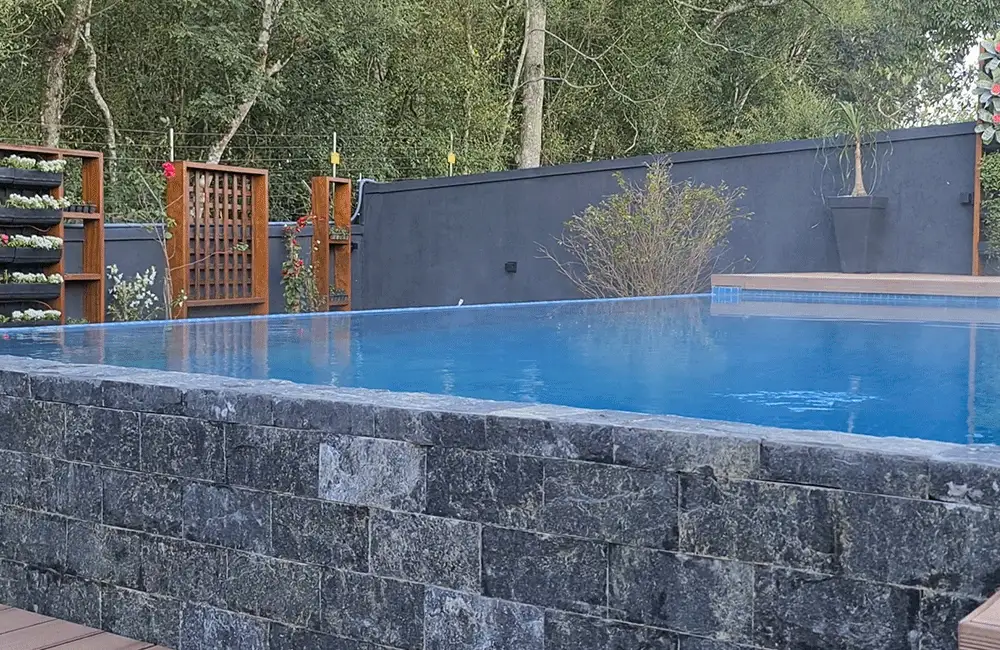 Piscina de Concreto: Como Fazer? Projetos e Modelos +39 Fotos 113 pedras naturais na parede da piscina