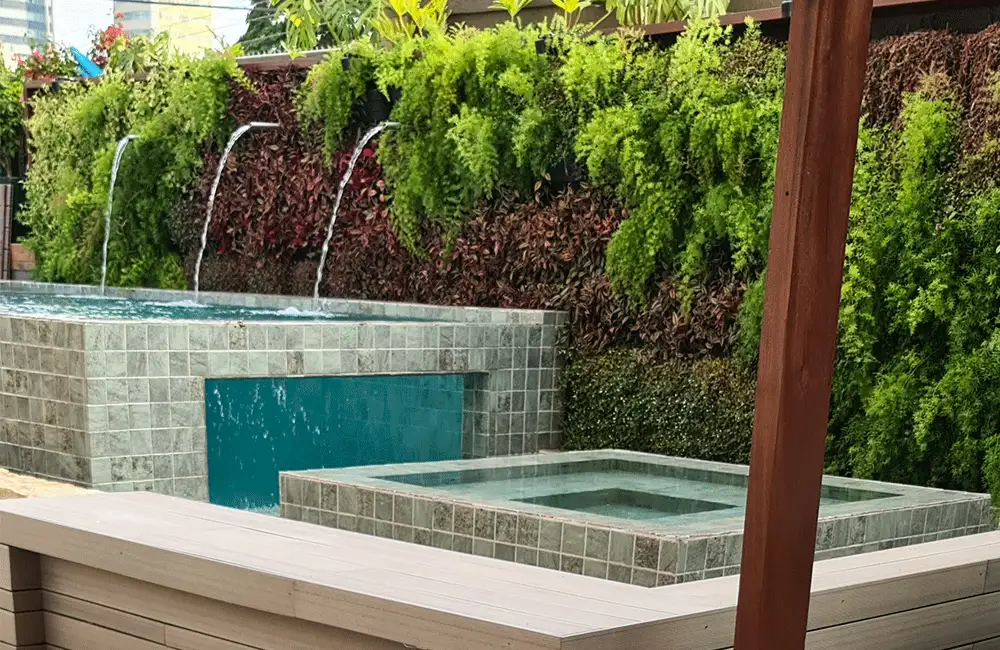 Piscina de Concreto: Como Fazer? Projetos e Modelos +39 Fotos 99 piscina de vidro com jardim vertical na parede