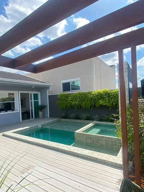 piscina com pergolado