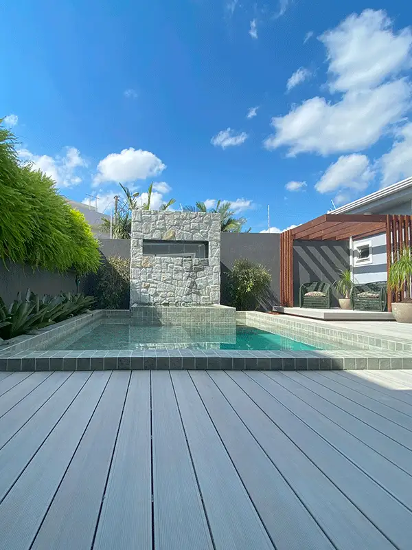 piscina com deck e jardim vertical