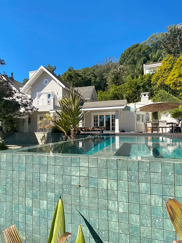 decoração de piscina no quintal