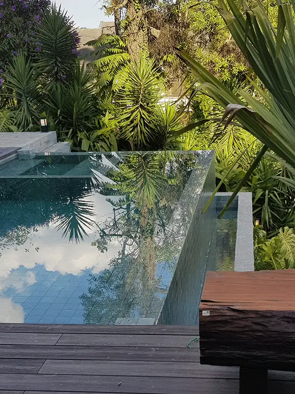 piscina com borda infinita na colina de casa de campo