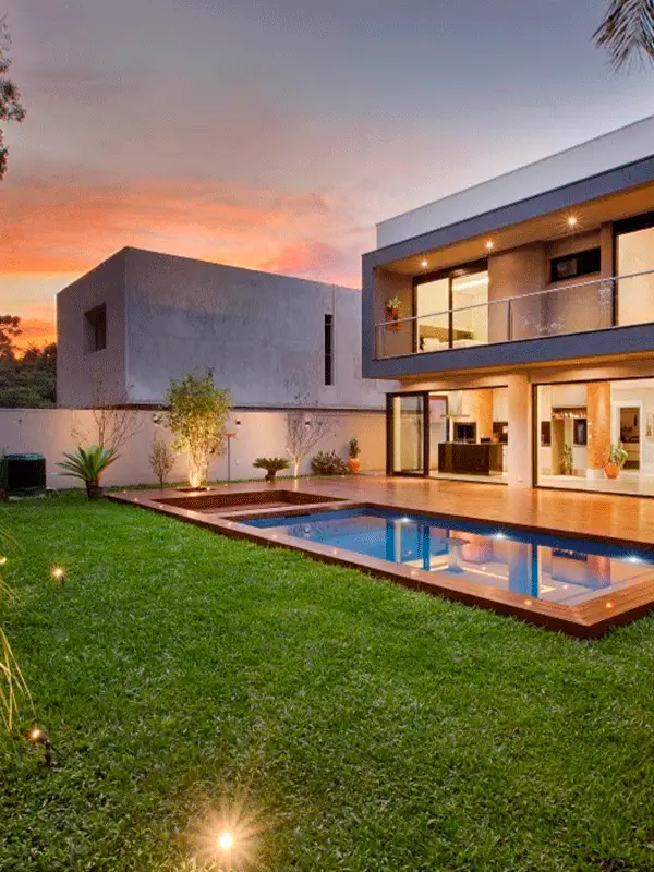 projetos diferenciado com piscina e deck no jardim
