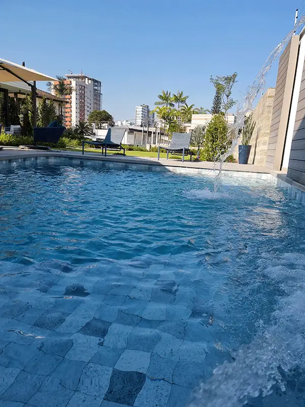 piscina para banho no quintal com deck