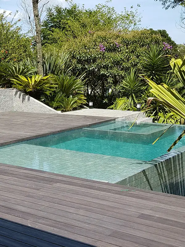 piscina com borda infinita e deck