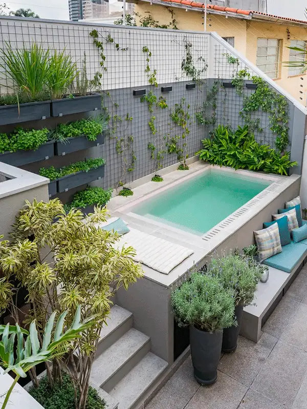 quintal com piscina pequena