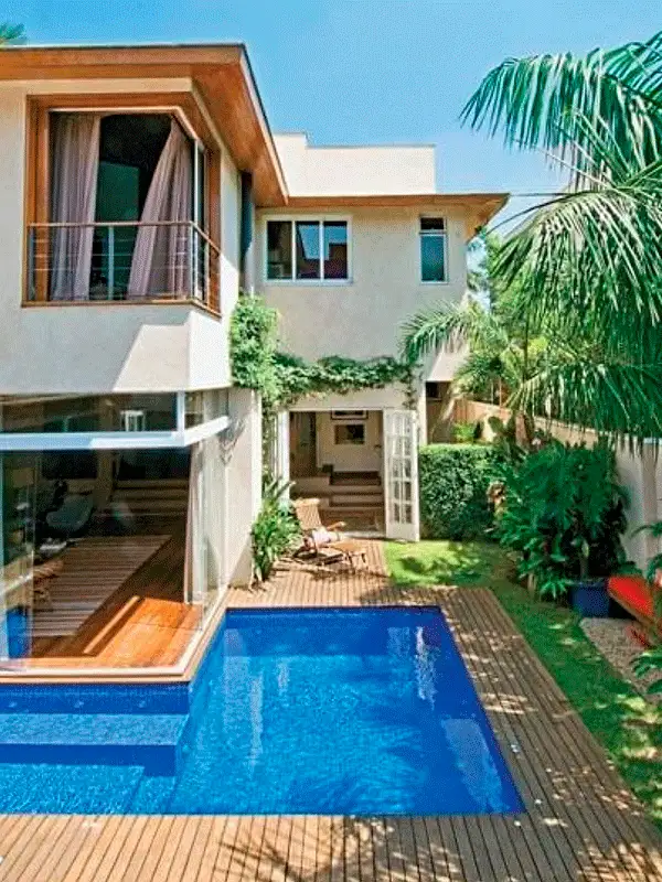 piscina com palmeiras tropicais