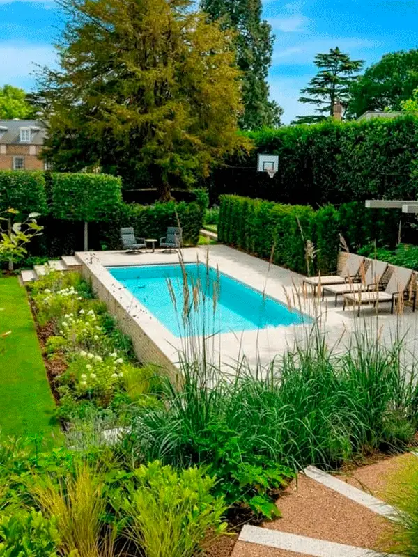 paisagismo em volta da piscina