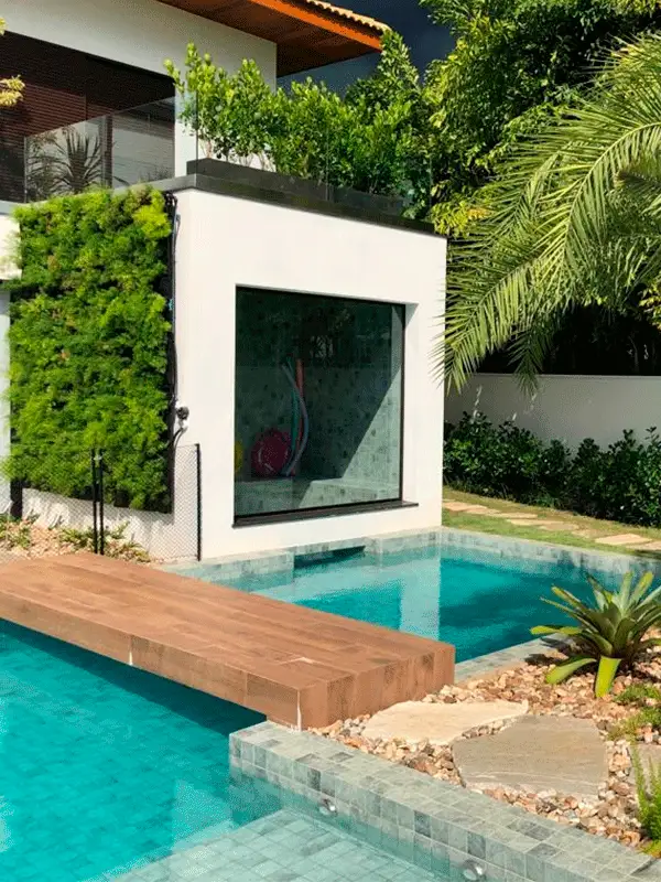área externa com piscina e sauna integrada