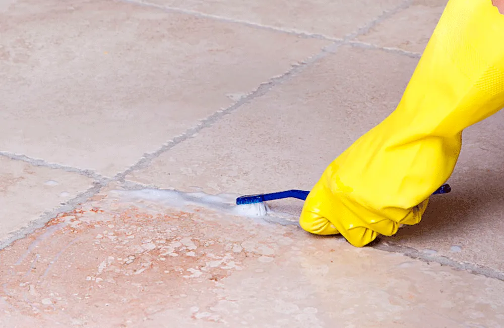 4 Dicas para Renovar Rejunte: Sujo, Encardido e Desgastado 16 limpando rejunte com escova de dente