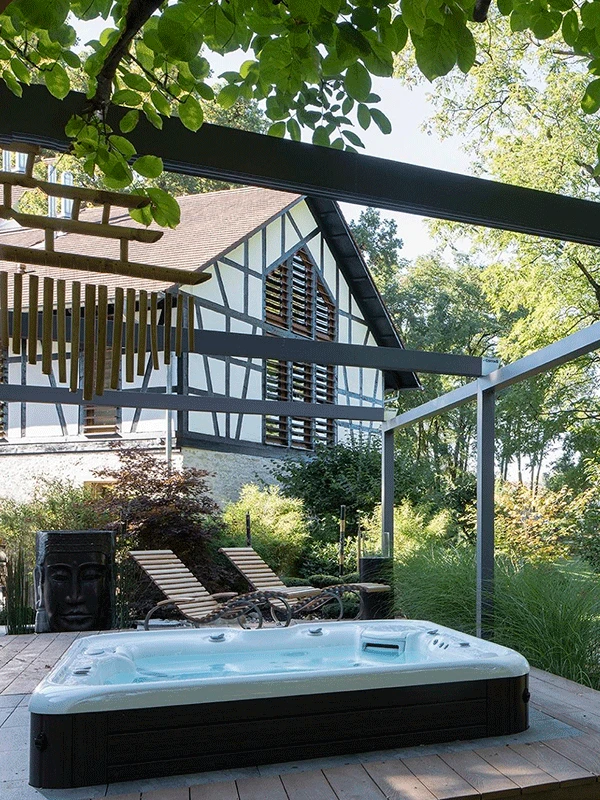 pergolado com hidro no jardim