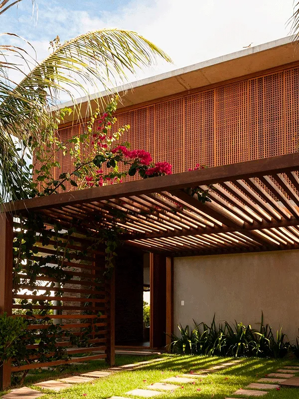 fachada com pergolado de madeira