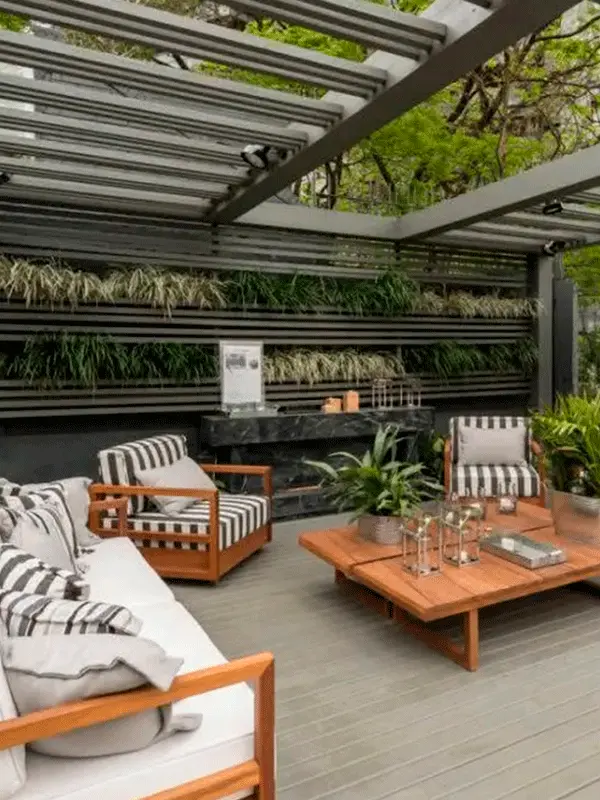 pergolado de ferro com plantas