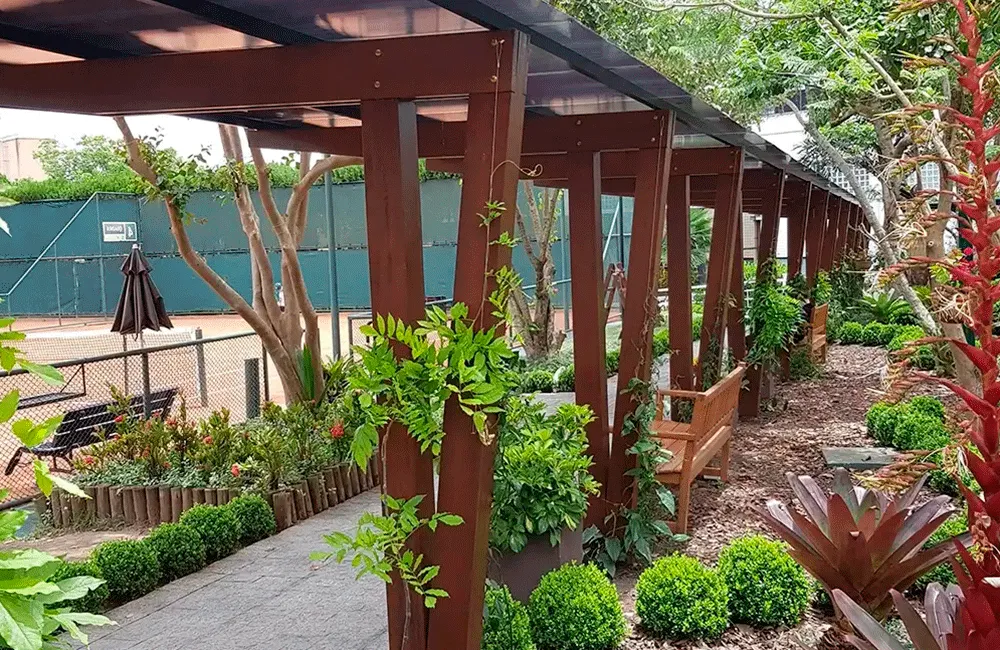 pergolado com policarbonato e plantas trepadeiras