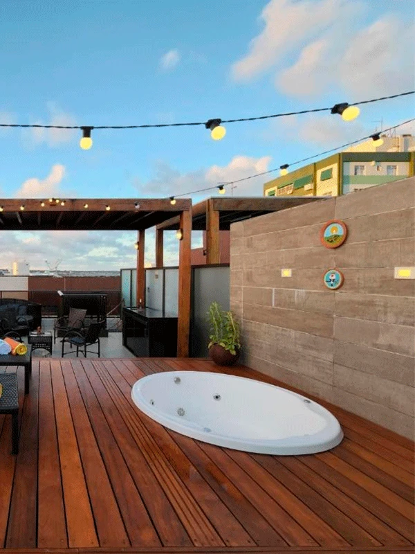 jacuzzi redonda com deck de madeira