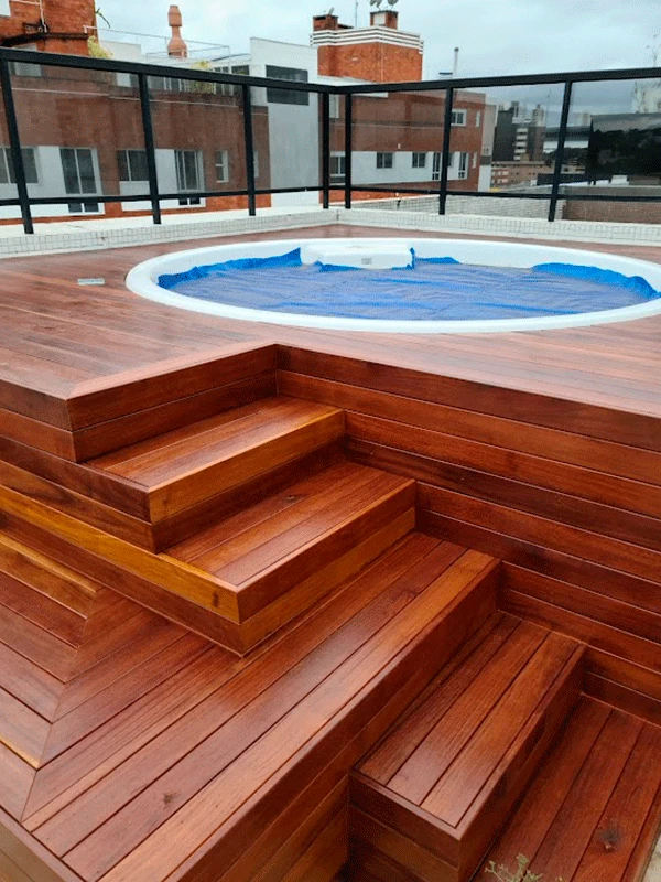banheira redonda com deck bem acabado