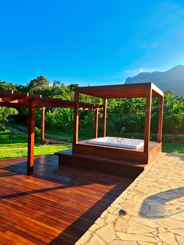 chacara com pergolado, deck e banheira