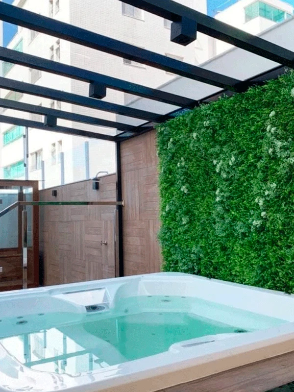 jacuzzi com jardim vertical