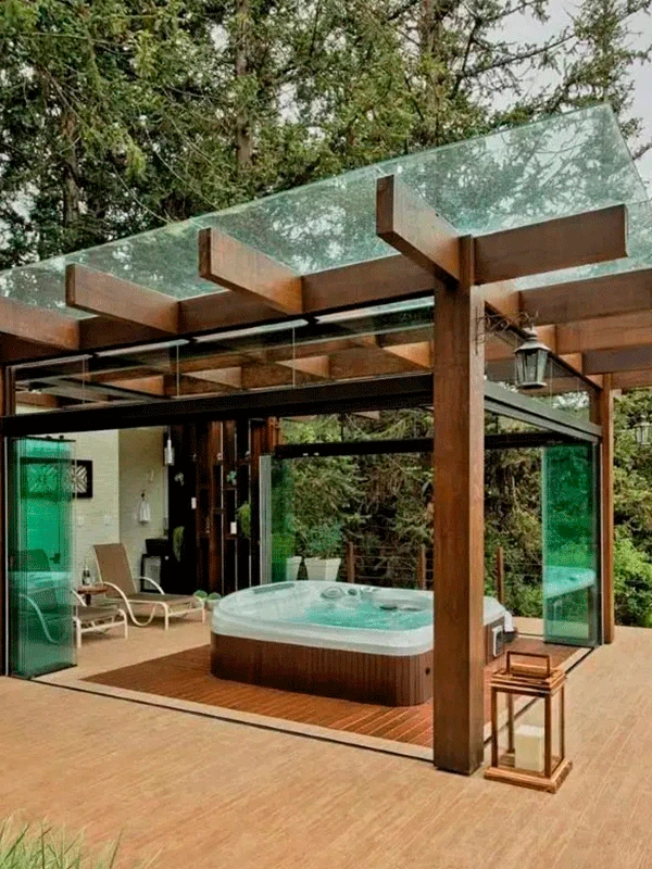 designer com pergolado e hidro spa