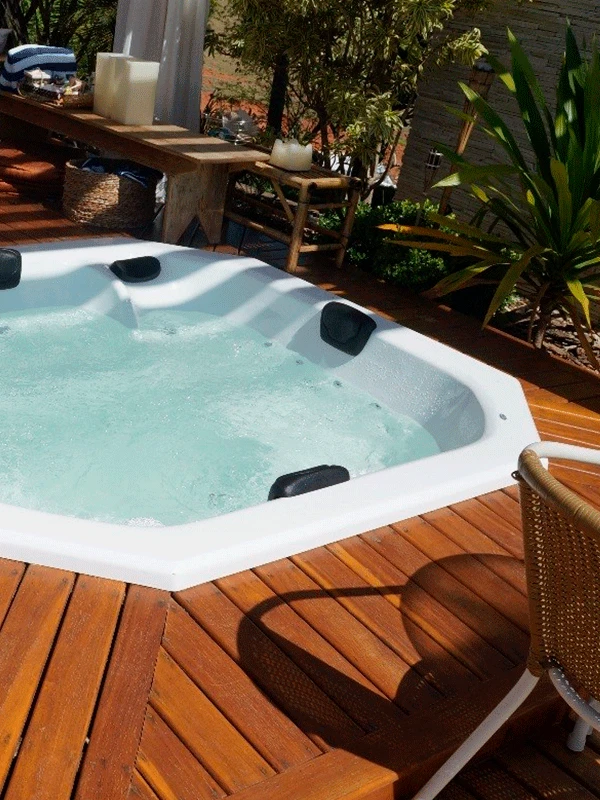 deck de madeira para jacuzzi