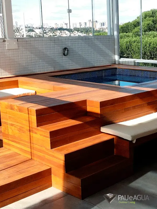 deck na piscina elevada