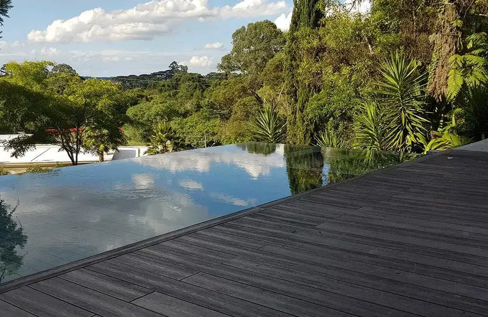 piscina com borda infinita