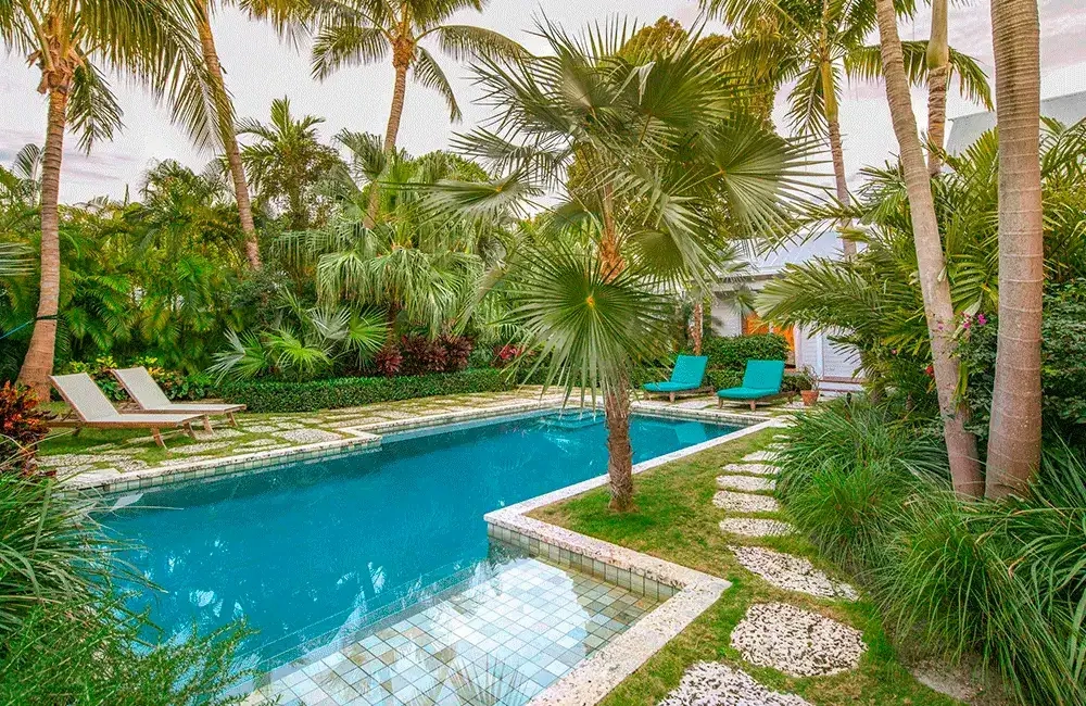 piscina com paisagismo em volta