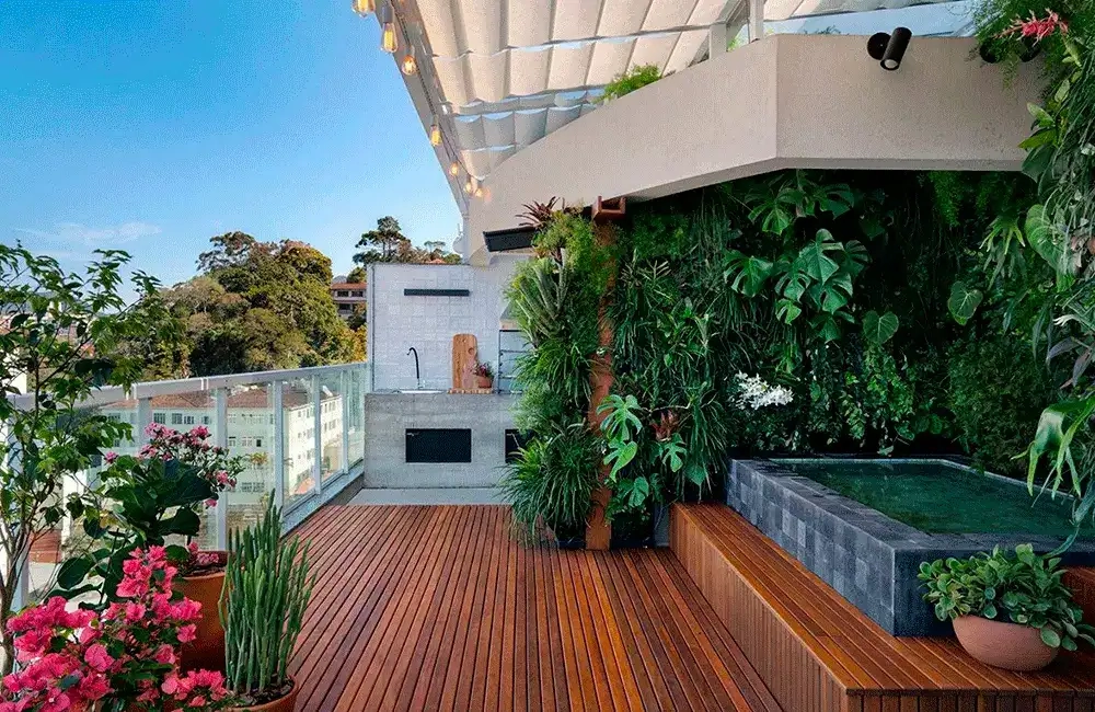 área de lazer com piscina decorada