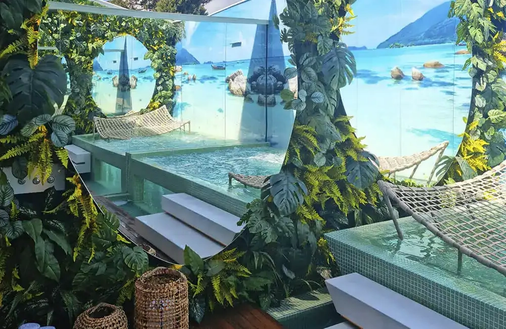 espaço relante com jardim vertical e espelhos