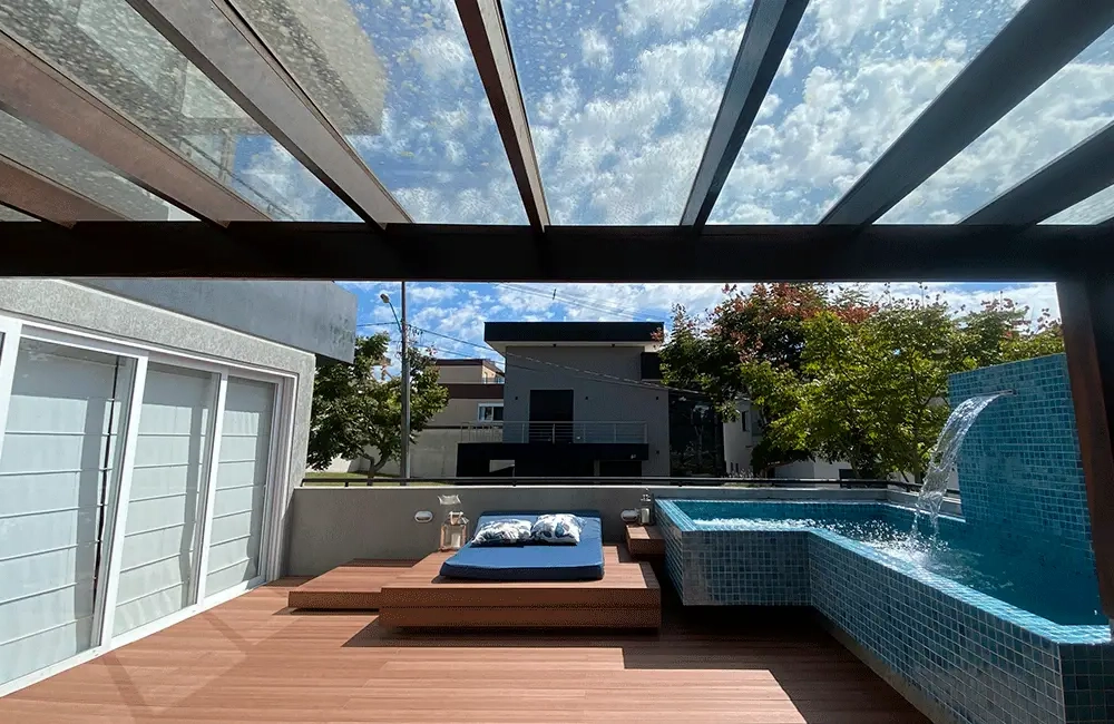 espaço gourmet com piscina e pergolado de madeira 