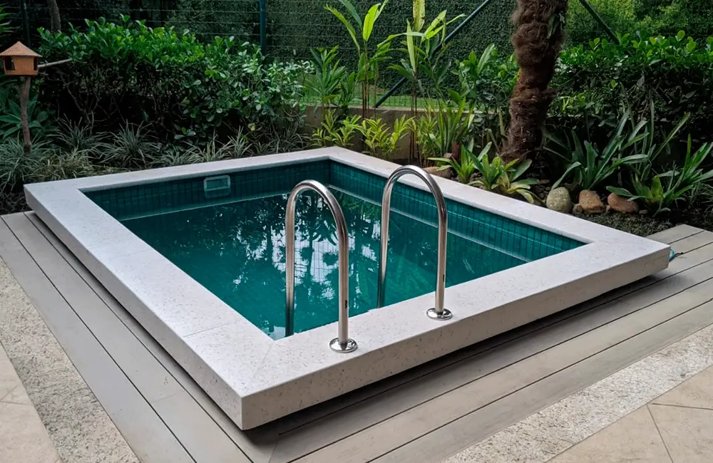 piscina pequena quadrada