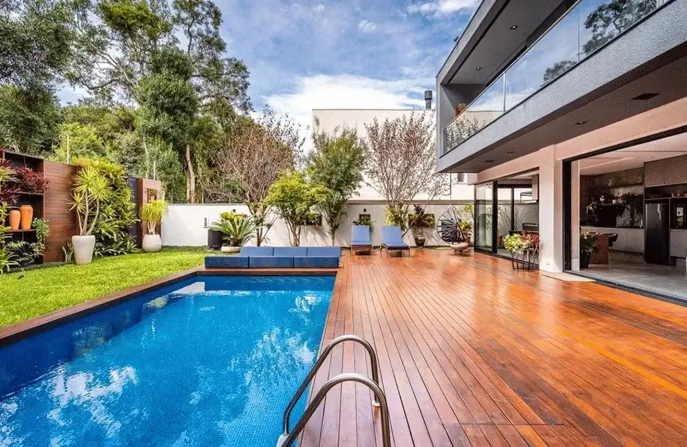 deck de madeira em volta da piscina