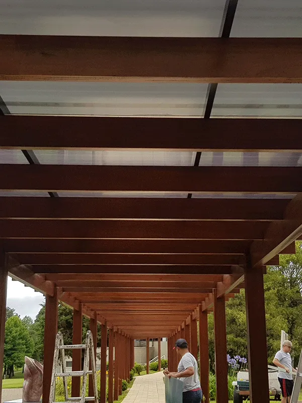 constraste da medeira e cobertura de policarbonato