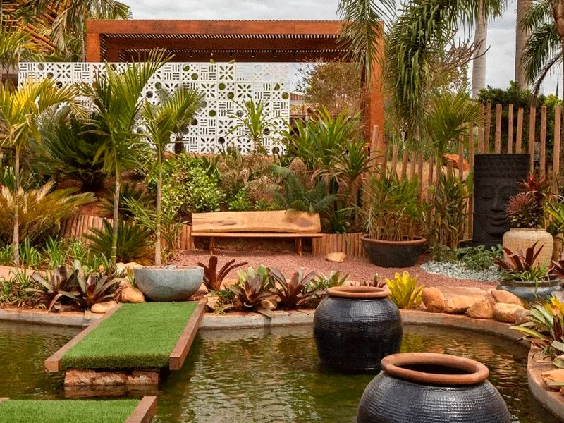 espaço com jardim e lagos 
